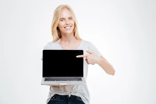 Porträtt av en glad flicka visar tom laptop datorskärm — Stockfoto