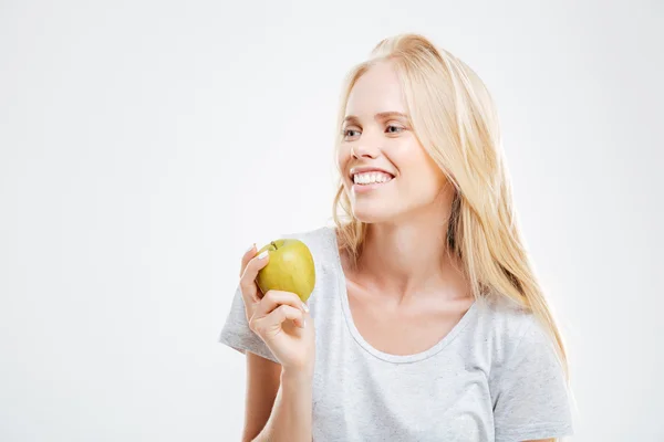 Portret van een glimlachend jong meisje dat groene appel vasthoudt — Stockfoto