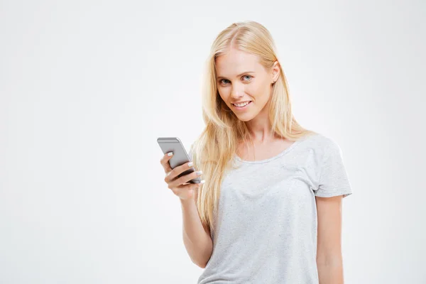 Allegro giovane donna bionda che tiene il telefono cellulare — Foto Stock