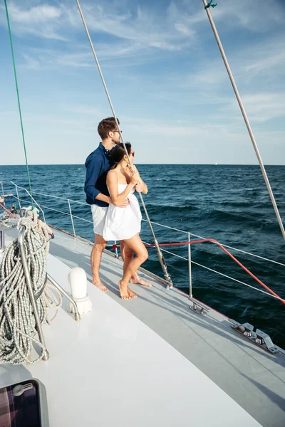 요트에 서 있는 아름 다운 행복 한 커플 — 스톡 사진