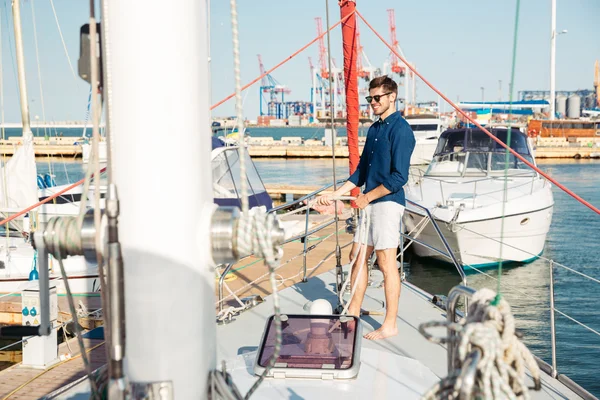 Giovane marinaio elegante in piedi sullo yacht — Foto Stock