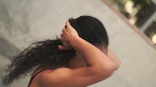 Близький Вид Сфокусованої Сильної Молодої Афроамериканки Робить Вправи Йога Маті — стокове відео