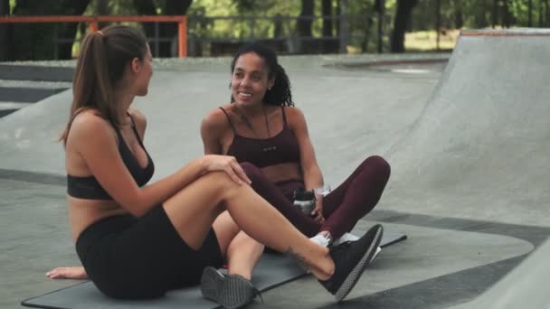 Glückliche Junge Multinationale Frauen Kommunizieren Miteinander Wenn Sie Draußen Auf — Stockvideo