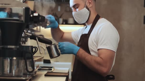 Μια Πλαϊνή Άποψη Του Όμορφος Νεαρός Barista Κάνει Καφέ Πίσω — Αρχείο Βίντεο