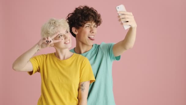 Pozytywna Młodsza Siostra Brat Robią Sobie Selfie Pomocą Smartfona Stojącego — Wideo stockowe