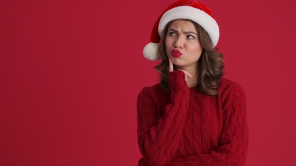 Uma Mulher Bonita Vestindo Camisola Vermelha Quente Chapéu Natal Está — Vídeo de Stock