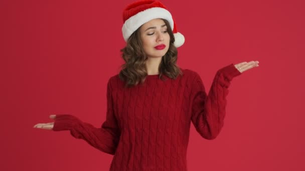Egy Vonzó Meleg Piros Pulóvert Karácsonyi Kalapot Visel Összehasonlítja Szabad — Stock videók