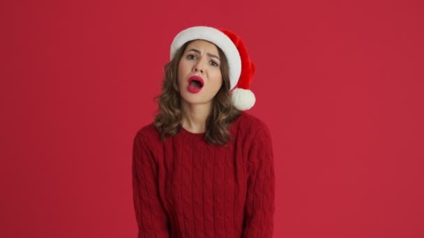 Uma Mulher Positiva Vestindo Camisola Vermelha Quente Chapéu Natal Está — Vídeo de Stock