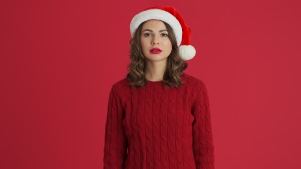 Seorang Wanita Positif Mengenakan Sweater Merah Hangat Dan Topi Natal — Stok Video