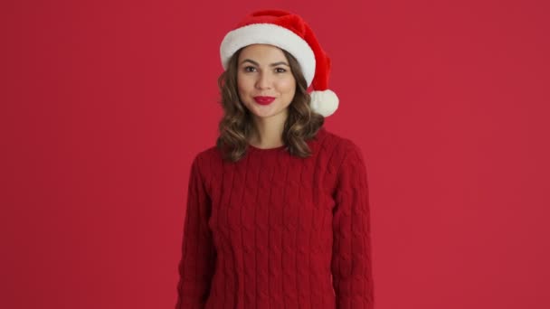 Una Mujer Feliz Vistiendo Suéter Rojo Cálido Sombrero Navidad Está — Vídeos de Stock