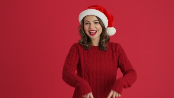 Una Mujer Sonriente Que Lleva Suéter Rojo Cálido Sombrero Navidad — Vídeos de Stock