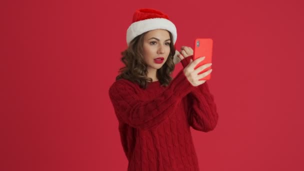 Jistá Žena Nosí Teplý Červený Svetr Vánoční Klobouk Dělá Selfie — Stock video