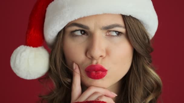 Detailní Pohled Myslící Ženu Teplém Červeném Svetru Vánočním Klobouku Přijít — Stock video