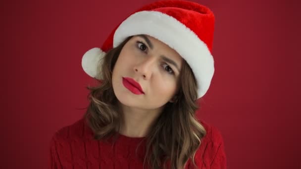 Μια Χαρούμενη Γυναίκα Φορώντας Ένα Ζεστό Κόκκινο Πουλόβερ Και Χριστουγεννιάτικο — Αρχείο Βίντεο