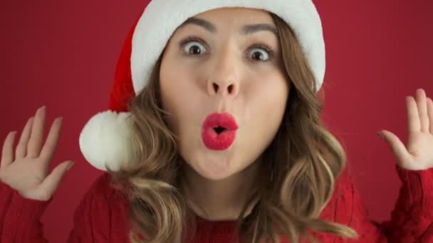 Una Mujer Feliz Vistiendo Suéter Rojo Cálido Sombrero Navidad Está — Vídeos de Stock