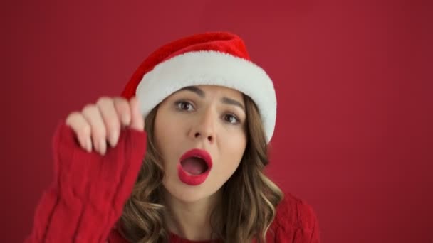 Uma Mulher Positiva Vestindo Uma Camisola Vermelha Quente Chapéu Natal — Vídeo de Stock