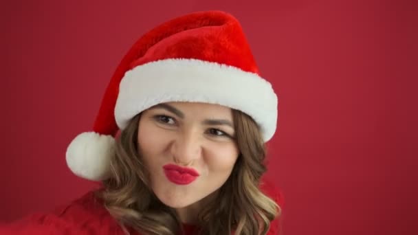 Una Mujer Enojada Vistiendo Suéter Rojo Cálido Sombrero Navidad Está — Vídeos de Stock