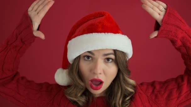 Een Gelukkige Vrouw Draagt Een Warme Rode Trui Kerstmuts Het — Stockvideo