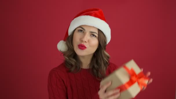 Una Mujer Sorprendida Vistiendo Suéter Rojo Cálido Sombrero Navidad Sostiene — Vídeo de stock