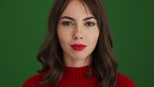 Una Vista Cerca Una Hermosa Mujer Suéter Rojo Está Abriendo — Vídeo de stock