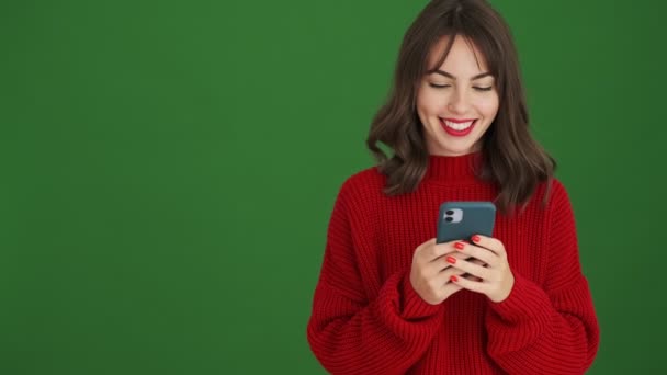 Una Joven Satisfecha Con Suéter Rojo Está Utilizando Teléfono Inteligente — Vídeo de stock