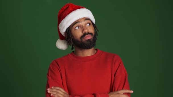 Ung Positiv Optimistisk Afrikaner Mand Julen Santa Hat Peger Isoleret – Stock-video
