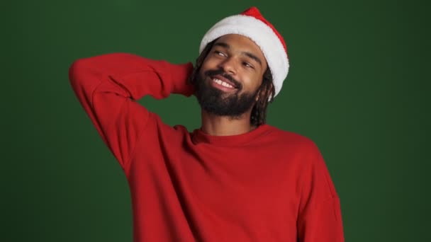 Joven Hombre Africano Alegre Positivo Navidad Sombrero Santa Aislado Sobre — Vídeos de Stock