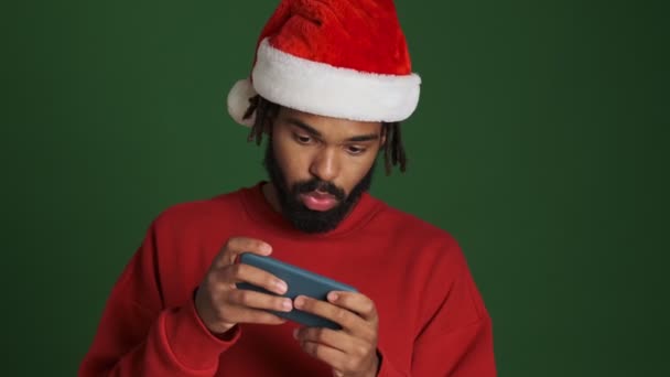 Giovane Uomo Africano Eccitato Natale Santa Cappello Giochi Telefono Cellulare — Video Stock