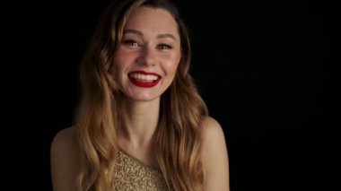 Genç, mutlu, gülen, kırmızı rujlu, siyah arka planda izole edilmiş harika bir kadın.