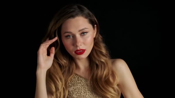 Ung Leende Vacker Kvinna Med Rött Läppstift Poserar Isolerad Över — Stockvideo