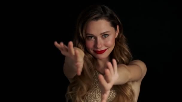 Jovem Dança Bonita Otimista Mulher Incrível Com Batom Vermelho Posando — Vídeo de Stock