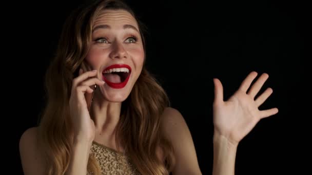 Joven Feliz Mujer Positiva Increíble Con Lápiz Labial Rojo Hablando — Vídeos de Stock