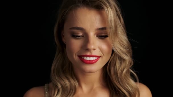 Jong Vrij Glimlachen Verbazingwekkend Vrouw Met Rode Lippenstift Poseren Geïsoleerd — Stockvideo