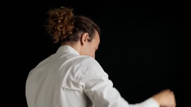 Joven Hombre Alegre Traje Bailando Aislado Sobre Fondo Negro — Vídeo de stock