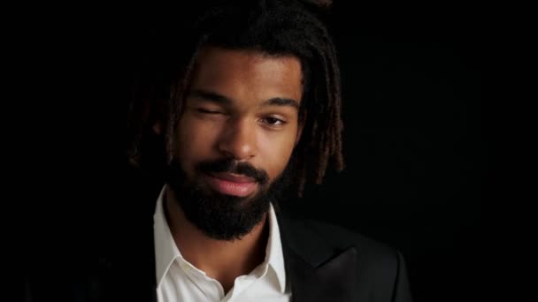 Joven Hombre Africano Feliz Traje Aislado Sobre Fondo Negro — Vídeo de stock