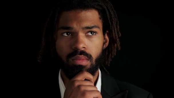 Joven Africano Pensando Traje Aislado Sobre Fondo Negro — Vídeo de stock