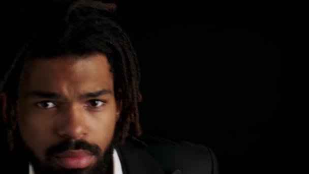 Mladý Seriózní Africký Muž Obleku Izolované Přes Černé Pozadí — Stock video