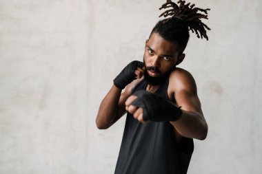 Spor yaparken spor yapan Afro-Amerikan sporcusunun görüntüsü