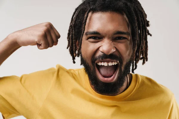 Imagen Chico Africano Feliz Gritando Posando Aislado Sobre Fondo Gris —  Fotos de Stock