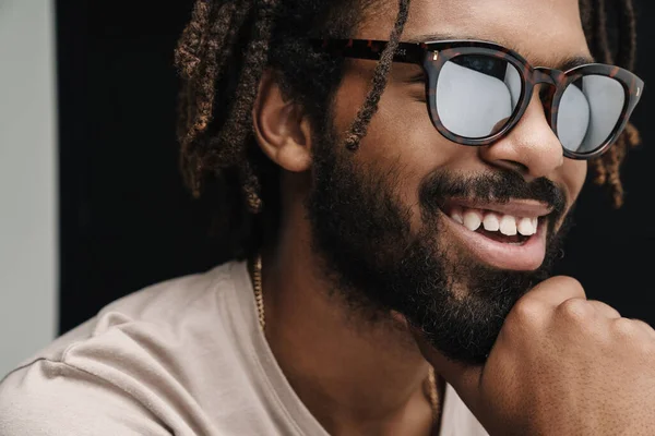 Foto Cara Alegre Africano Posando Isolado Sobre Fundo Parede Preto — Fotografia de Stock