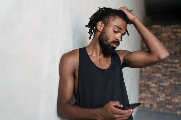 Image Serious African American Sportsman Using Cellphone While Leaning Wall — Stock Photo, Image