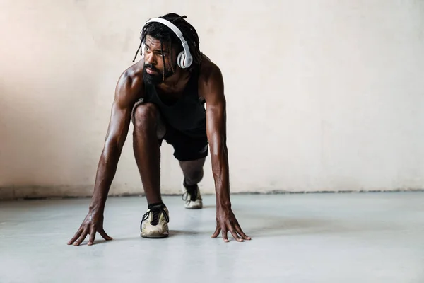 Imagem Atleta Afro Americano Atlético Fones Ouvido Fazendo Exercício Enquanto — Fotografia de Stock