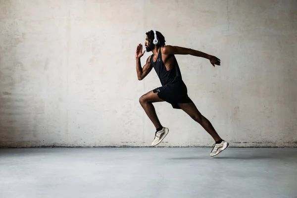 Imagen Del Atlético Afroamericano Deportista Audífonos Corriendo Mientras Hace Ejercicio — Foto de Stock