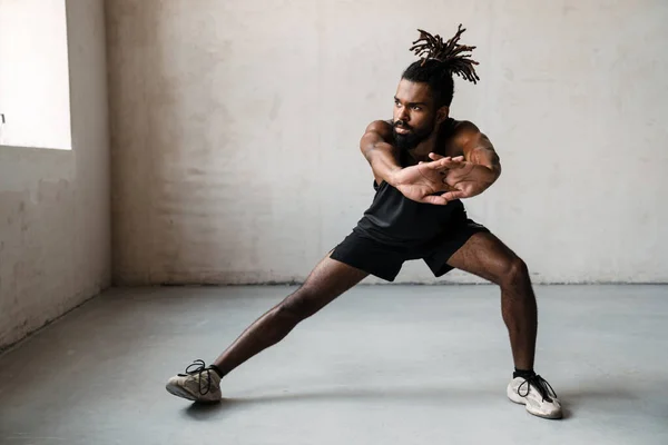Зображення Молодого Афроамериканського Спортсмена Який Займається Фізичними Вправами Приміщенні — стокове фото