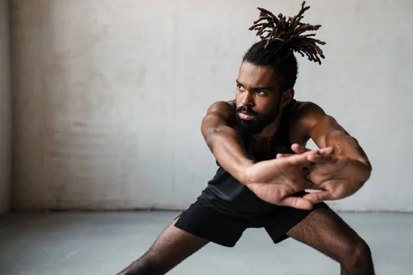 Imagen Joven Deportista Afroamericano Haciendo Ejercicio Mientras Hace Ejercicio Interiores — Foto de Stock