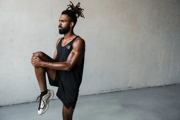 屋内で運動をしている若いアフリカ系アメリカ人のスポーツマンのイメージ — ストック写真