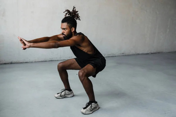 屋内で運動をしている若いアフリカ系アメリカ人のスポーツマンのイメージ — ストック写真