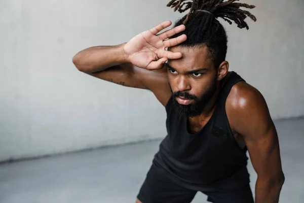 Imagem Jovem Esportista Afro Americano Fazendo Exercício Enquanto Trabalhava Dentro — Fotografia de Stock