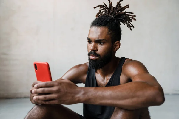 Imagem Jovem Desportista Afro Americano Que Usa Telemóvel Enquanto Está — Fotografia de Stock