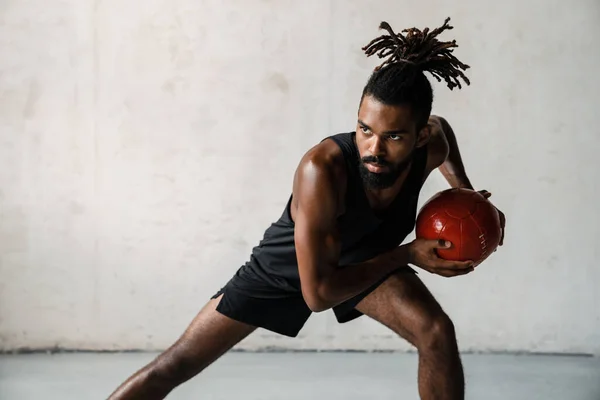 Bild Des Athletischen Afrikanisch Amerikanischen Sportlers Der Mit Medizinball Innenräumen — Stockfoto